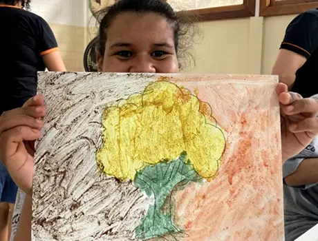 Mãos manuseando pigmentos naturais de solo