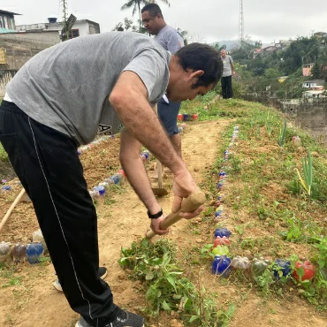 Aluno limpando a horta