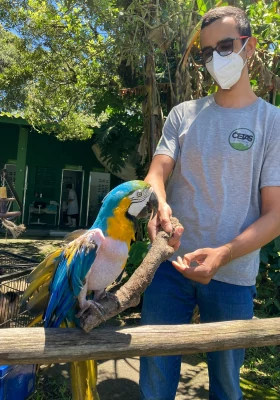 Colaborador com uma cobra nas mãos