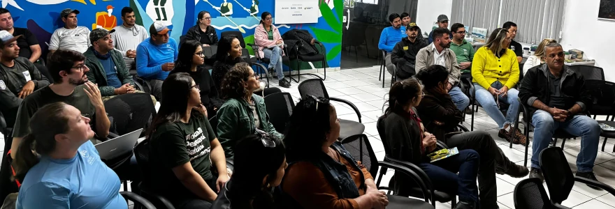 Participantes assistindo à palestra