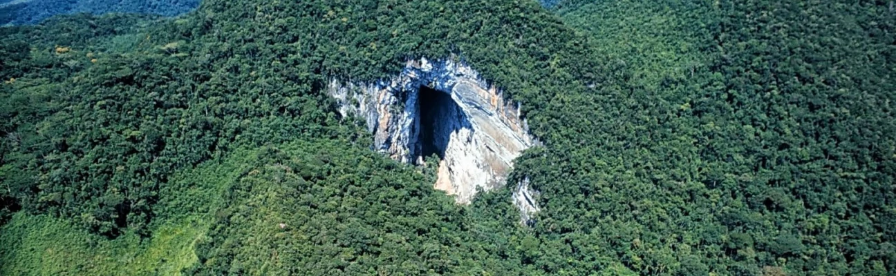 Foto da maior entrada de caverna do mundo localizada no Petar, Vale do Ribeira