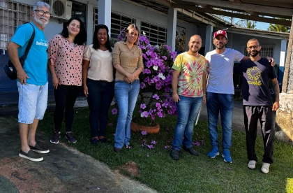 Equipe organizados posando para foto