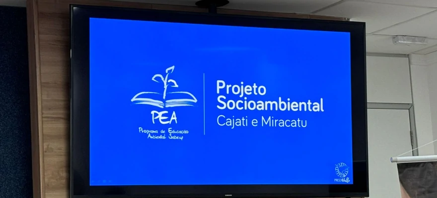 Foto de uma TV com o logotipo do Projeto Socioambiental