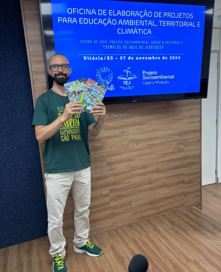 Foto do CEO da Preservalle com os livreto nas mãos