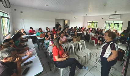 Foto dos alunos assistindo à palestra