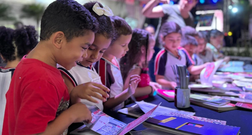 Foto de alunos atentos às publicações