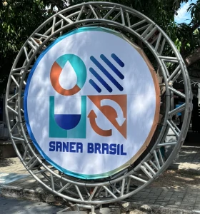 Banner do evento, exposto em um local aberto