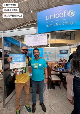 CEO da Preservalle, Rafael Guimarães, posando para foto com um dos participantes