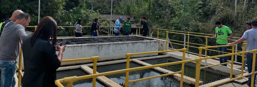 Fotos dos participantes na estação de tratamento da Sabesp