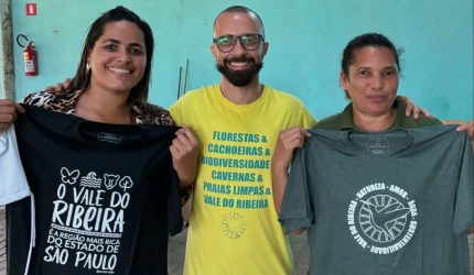 Foto de duas participantes com a camiseta da Preservalle, fabricada com garrafas pet