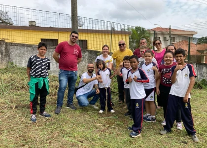 Foto de diversos alunos e algumas pessoas da comunidade