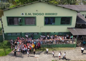 Foto de alunos em frente à Escola Diogo Ribeiro