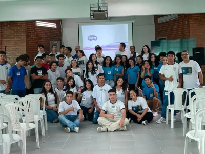 Foto dos alunos assistindo à palestra