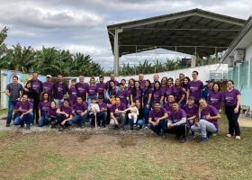 Foto dos alunos assistindo à palestra