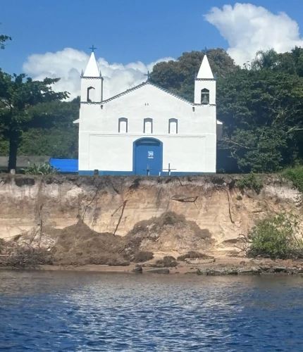 Foto de uma igreja próximo a uma área de erosão