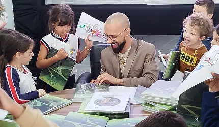 Crianças vendo os livros