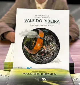 Crianças vendo os livros