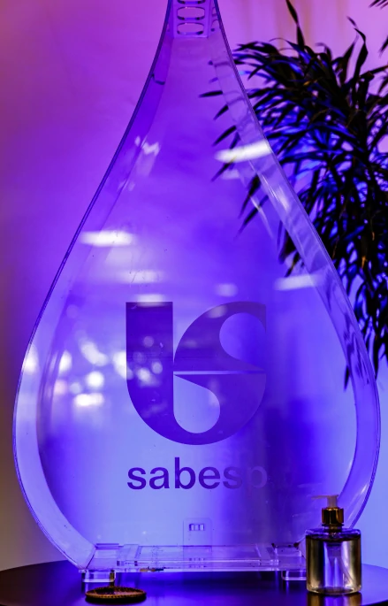 Imagem de objeto transparente em forma de uma gota d'agua com o símbolo da Sabesp